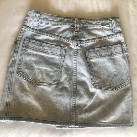 Billabong light wash denim button up skirt💙 - Picture 2 of 3